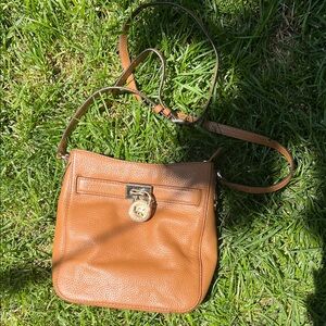 Elegant Tan Leather Crossbody Bag